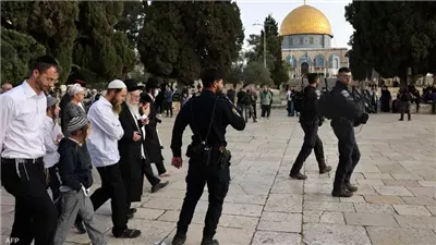 مستوطنون يقتحمون باحات الأقصى بحماية شرطة الاحتلال الإسرائيلي