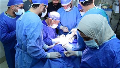 رئيس جامعة سوهاج يجري عملية جراحية لطفلة مصابة بشلل ولادي كامل