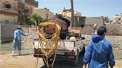 الطب الوقائي يقوم برش المناطق المتضررة من تعطل محطة الصرف بالعريش