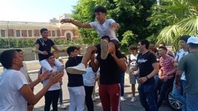 بالطبل والمزمار طلاب الثانوية العامة بالإسكندرية يحتفلون بانتهاء الامتحانات 
