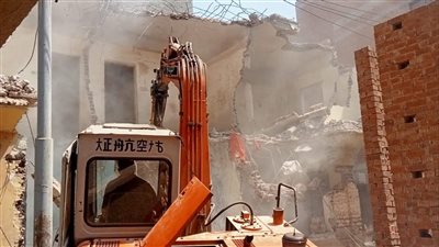 حفاظًا على حياة المواطنين إزالة 3 منازل آيلة للسقوط بدمياط 