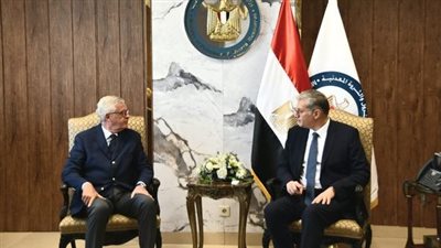 وزير البترول يتابع الموقف التنفيذي لمشروع مجمع إنتاج السولار