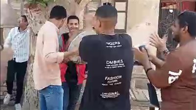 فيديو| بالدفوف والبلالين.. طلاب الثانوية العامة بالأقصر يودعون 