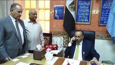 محافظ أسيوط يطمئن على طالبة بعد تعرضها لحادث أثناء توجهها للجنتها بديروط