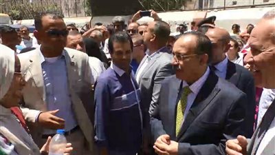 محافظ أسيوط يشارك طلاب الثانوية العامة فرحتهم بانتهاء الامتحانات