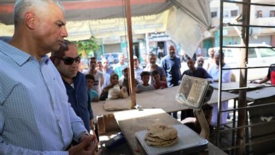 محافظ أسوان يتفقد معرض السلع الغذائية بكوم أمبو 