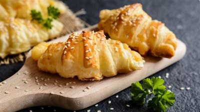 لفطار لذيذ.. طريقة عمل كرواسون بحشوة الجبنة الحارة