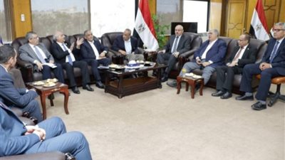 رئيس جامعة قناة السويس يستقبل لجنة القطاع للموافقة على برامج كلية الزراعة 