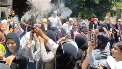 بالطبل والمزمار ..طلاب الثانوية العامة يحتفلون بختام امتحاناتهم بالإسماعيلية