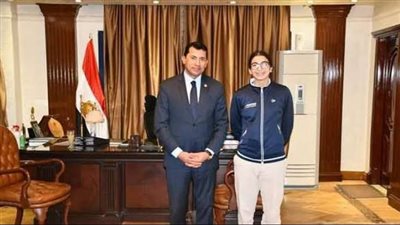 وزير الرياضة يهنئ امينة عرفي بالتتويج بلقب بطولة العالم للاسكواش 