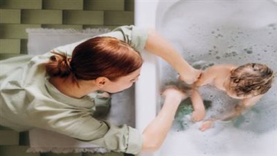 كم مرة في الأسبوع يجب أن تحمم طفلك؟