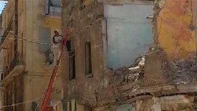 صحوة بالاسكندرية قبل فوات الاوان ..ازالة  4 عقارات ايلة للسقوط 