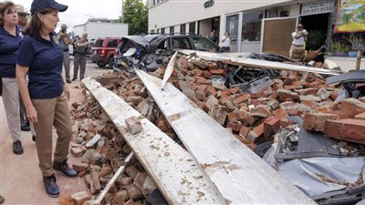 عاصفة قوية في نيويورك تطيح بقاذفة قنابل وتقتلع سقف كنيسة 