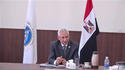 رئيس جامعة المنيا يُؤكد الالتزام بمعايير العمل المؤسسي