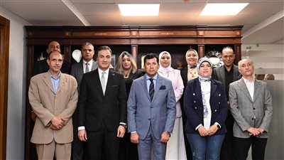 وزير الشباب يُكرم فريق عمل الاتصال السياسي بالوزارة تقديرا لجهودهم