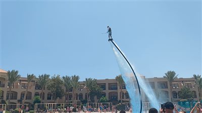 الألعاب المائية تجذب أنظار السياح على شواطئ الغردقة