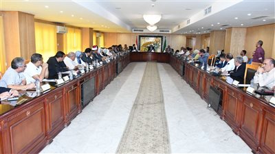 محافظ الفيوم يتابع ملف التعديات على الأراضي الزراعية وأملاك الدولة