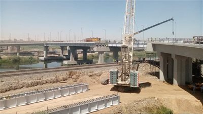 المقاولون العرب تنتهي من تركيب الكمرات المعدنية بكوبري منقباد 