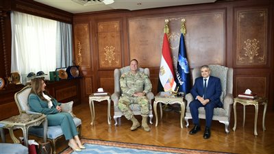 رئيس قناة السويس يستقبل قائد القيادة المركزية الأمريكية