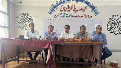 مدير تعليم نجع حمادي يناقش آليات ووسائل الحد من كثافة الطلاب بالمدارس    