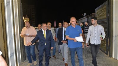 محافظ أسيوط يتفقد أعمال تقليم الاشجار ورفع المخلفات وتخطيط الشوارع بحي غرب