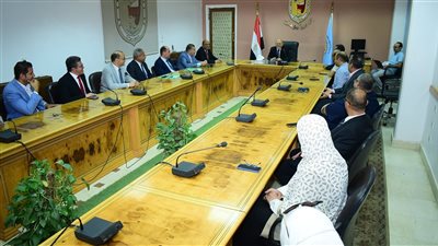 رئيس جامعة سوهاج يكرم أعضاء هيئة التدريس لاجتيازهم برنامج منصب عميد كلية