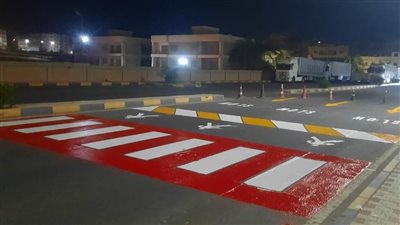 البحر الأحمر تواصل وضع العلامات الإرشادية وإقامة المطبات الصناعية