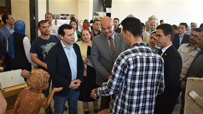 محافظ القليوبية ورئيس جامعة بنها يفتتحان معرض مشروعات التخرج الأول للطلاب