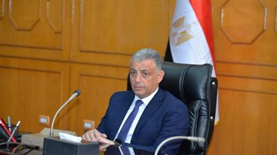 محافظ الإسماعيلية يناقش امكانية نقل المرافق المتعارضة لتطوير وربط بعض الطرق