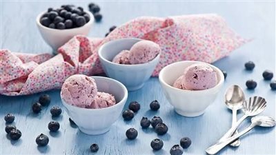 طريقة إعداد آيس كريم الزبادي والتوت.. وصفة صحية ومنعشة لفصل الصيف