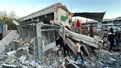 الاحتلال يدمر مأوى للنازحين في مدرسة الفلاح بحي الزيتون.. صور