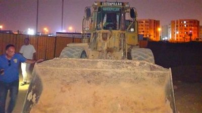 التحفظ على لودر يستخدم في أعمال تحجير مخالفة في حدائق أكتوبر 