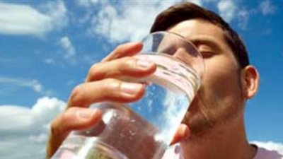 بدلأ من الماء.. مشروب شهير يحميك من الإصابة بالجفاف في الصيف
