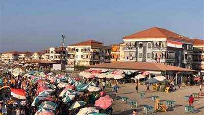 عقب انتهاء ماراثون الثانوية العامة.. إقبال كبير على شواطئ رأس البر 