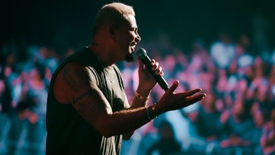 عمرو دياب يتألق في حفل غنائي بالرياض.. صور