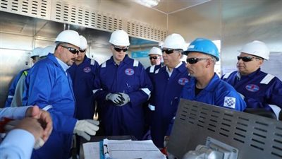 وزير البترول يتفقد أعمال حفار بترولي بحقول خالدة بالصحراء الغربية