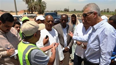 محافظ أسوان يوجه المسئولين بسرعة الإنتهاء من مشروع رصف طريق نصر النوبة