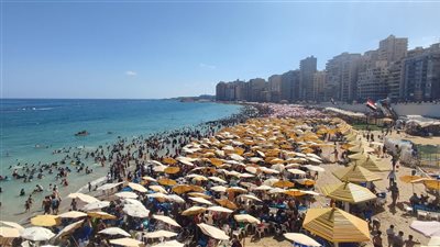 بنسبة اشغال 100%.. ازدحام بشواطئ الإسكندرية