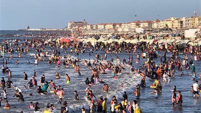 بعد انتهاء امتحانات الثانوية.. إقبال كبير على شواطئ رأس البر