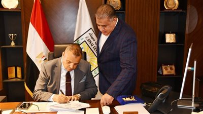 محافظ جنوب سيناء يعتمد اول شهادة نموذج 8 تصالح لمدينة طور سيناء