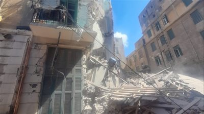 عاجل .. انهيار عقار ومخبز إفرنجي وعالقين تحت الأنقاض بالإسكندرية 