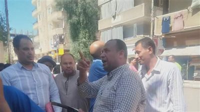 حملة لإزالة الإعلانات غير المرخصة والمخالفة فى نقادة بقنا 