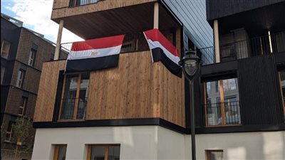 رفع العلم المصري على مبنى مقر البعثة في القرية الأولمبية بباريس