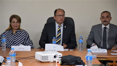 رئيس جامعة حلوان يترأس اجتماع مجلس إدارة المستشفيات الجامعية