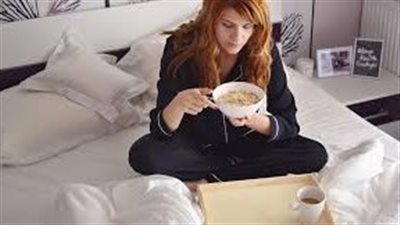 أسباب الشعور بالخمول والنعاس بعد الأكل 