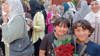 بالزغاريد وبوكيهات الورد.. فرحة طالبات الثانوية العامة بالشرقية عقب انتهاء امتحان 