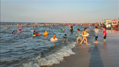 بعد إنتهاء الثانوية العامة.. زحام شديد بمصيف جمصة 