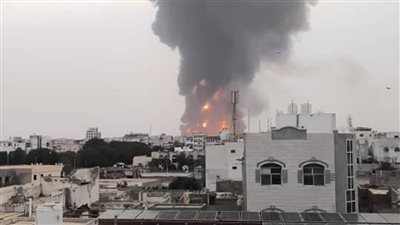 قتلى وجرحى جراء الغارات الإسرائيلية على منشآت تخزين النفط بميناء الحديدة