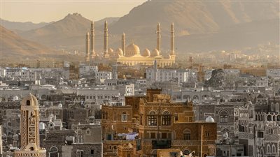 ما قصة انقطاع الكهرباء بالعاصمة اليمنية بعد هجمات على مدينة الحديدة؟