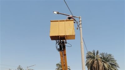 محافظ أسيوط يتابع تركيب كشافات الإنارة بشوارع المدن والمراكز  
